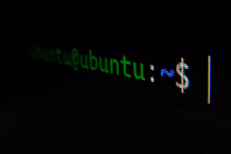 Ubuntuのターミナル画面で、Docker Composeコマンドを入力している黒い背景のコンソール画面