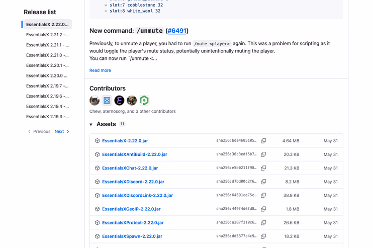 EssentialsX公式GitHubのReleasesページ。CoreとChat、SpawnなどのモジュールJARがAssetsに並んでいる