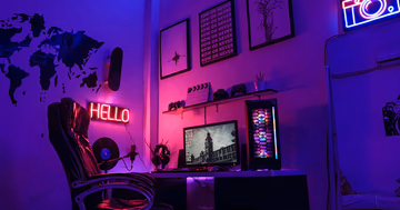 ネオン照明のPCゲーミングデスクの写真