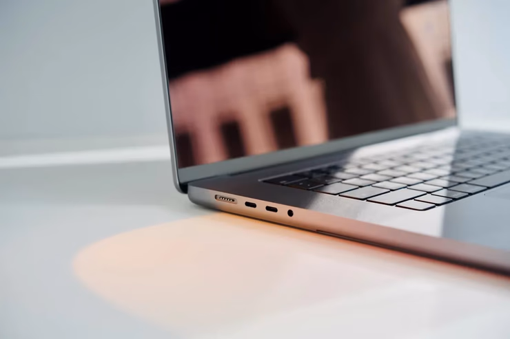自宅PCでのマイクラサーバー構築の概念図。パソコンからインターネットへ接続する仕組みを示したイラスト